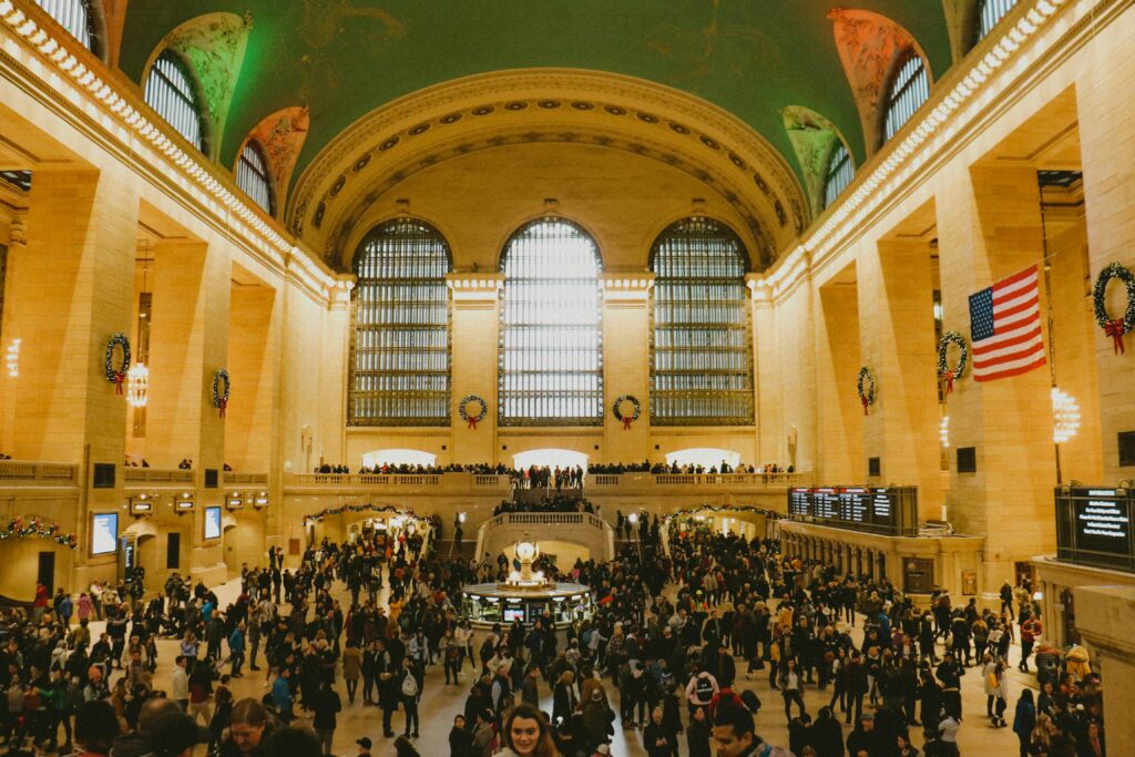 Traveletty - Public Transport for Travelers - Crowd at the public train station in the United States