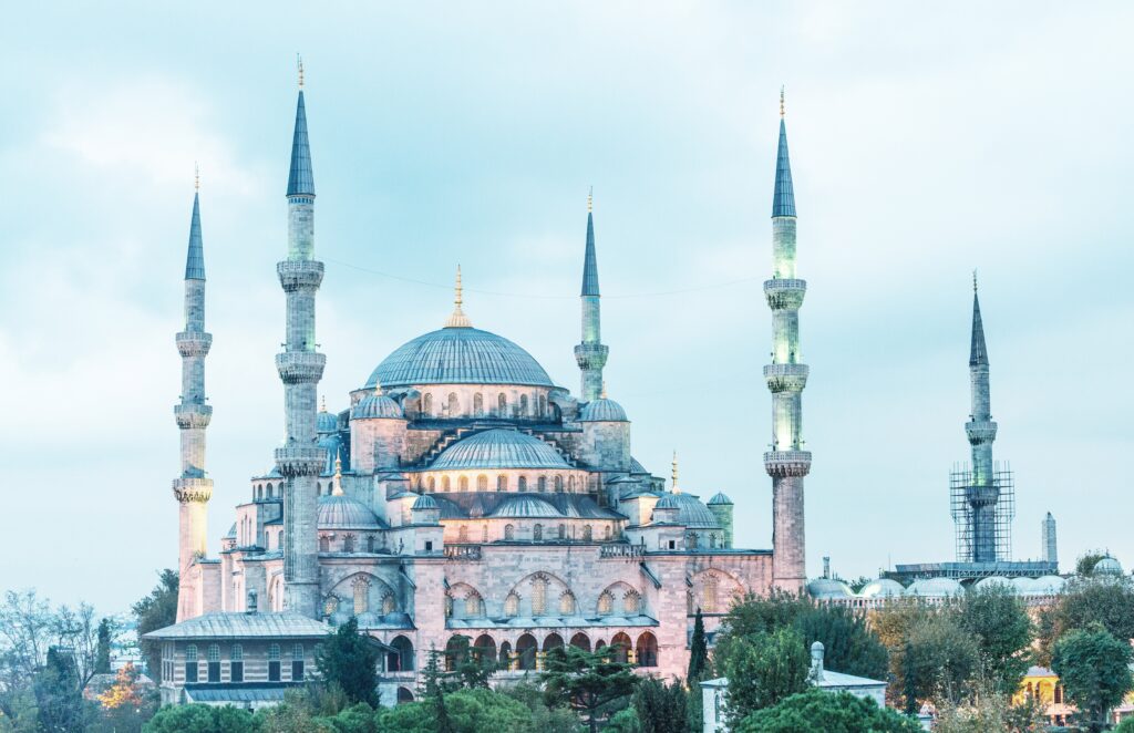 Traveletty - Free Travel Attractions - Featured Image - The exterior structure of the beautiful Blue Mosque in Istanbul, Turkey