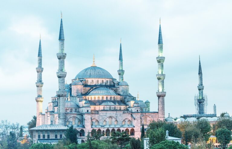 Traveletty - Free Travel Attractions - Featured Image - The exterior structure of the beautiful Blue Mosque in Istanbul, Turkey