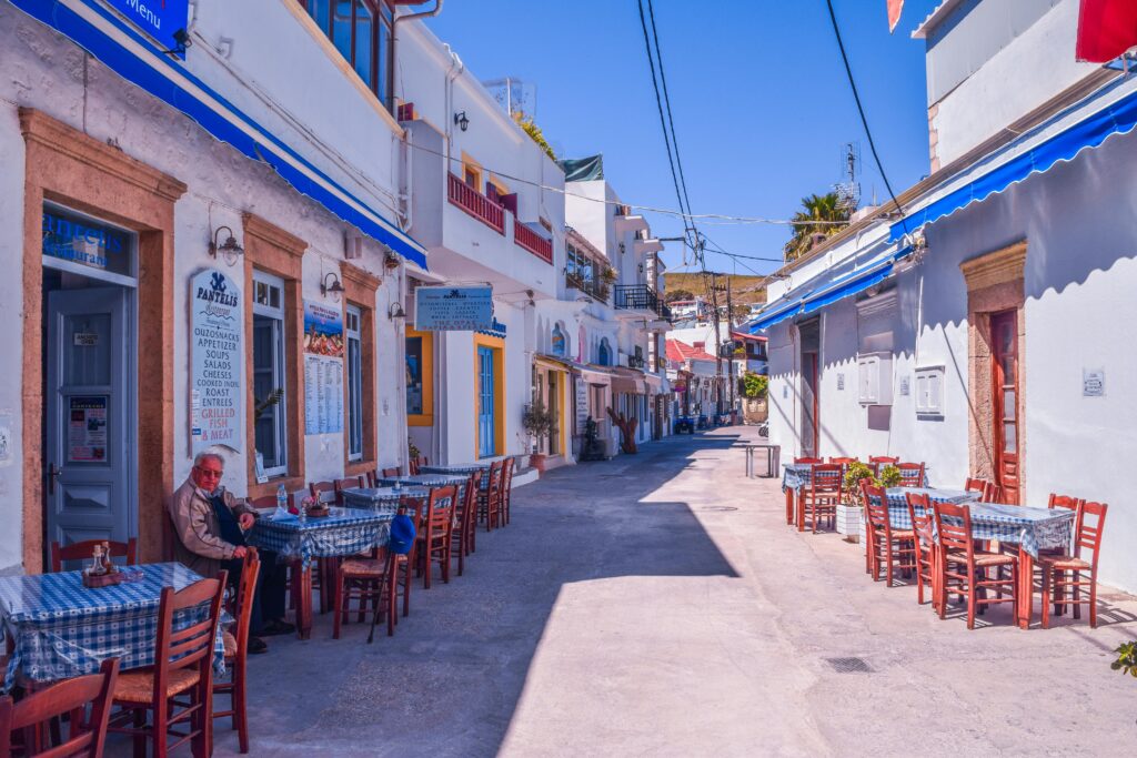 Traveletty - Budget Travel Food Tips - Restaurant