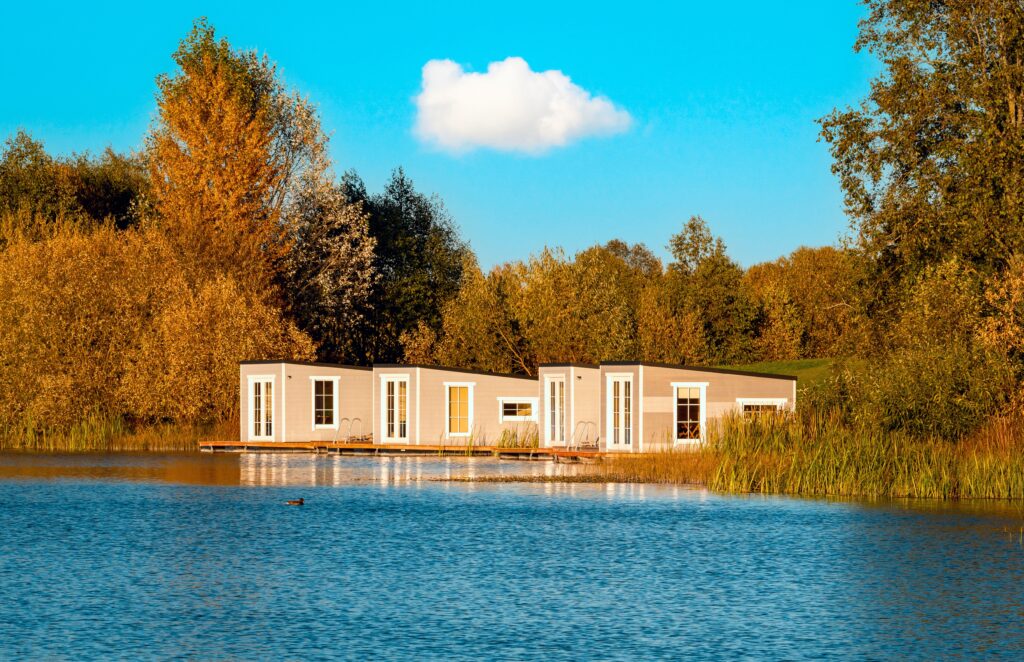 Traveletty - Floating Cabins - Beautiful autumn landscape with floating cabins on the lake.