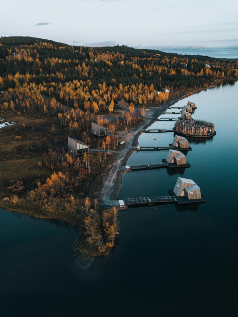 Traveletty - Floating Cabins - floated houses on the lake and autumn forest in Sweden